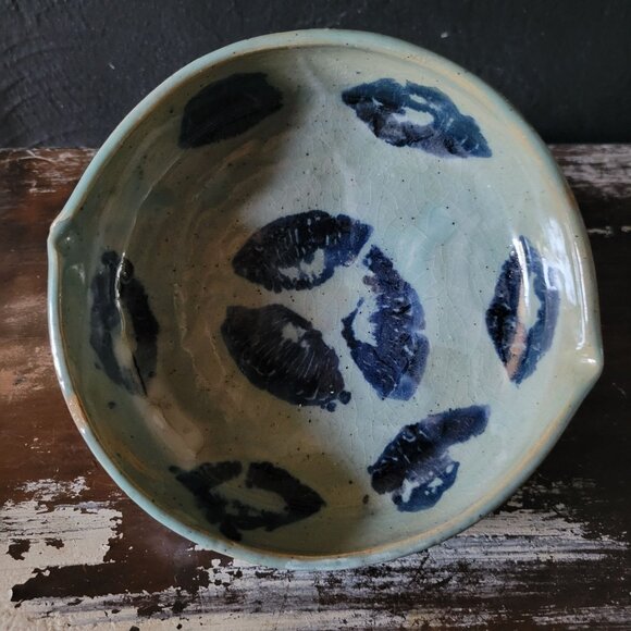 Vtg Studio Pottery Bowl Blue Brushstroke Design Double Spout and Crackle Glaze - Picture 2 of 9